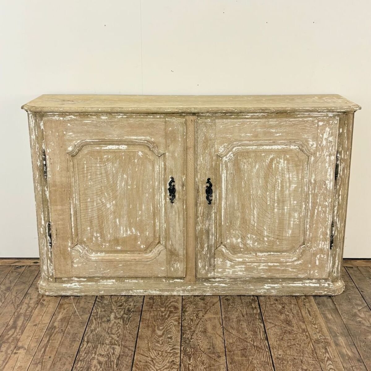 Large late 18th-century whitewashed oak wood-paneled sideboard - JAA