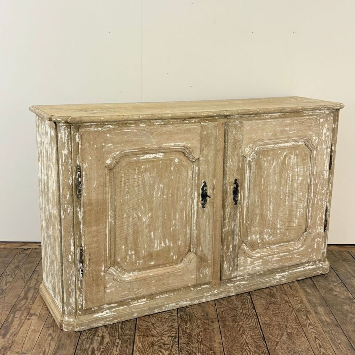 Large late 18th-century whitewashed oak wood-paneled sideboard - JAA