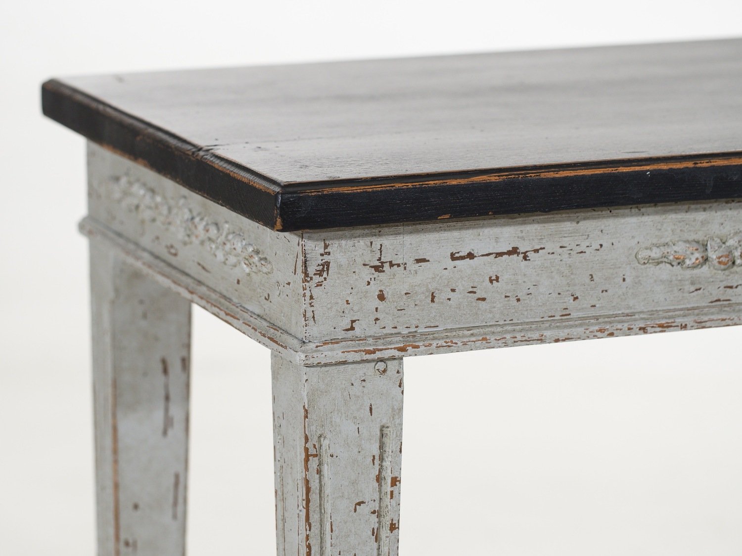 Pair of freestanding side tables with sweet carvings and black top, late 19th Century. - JAA