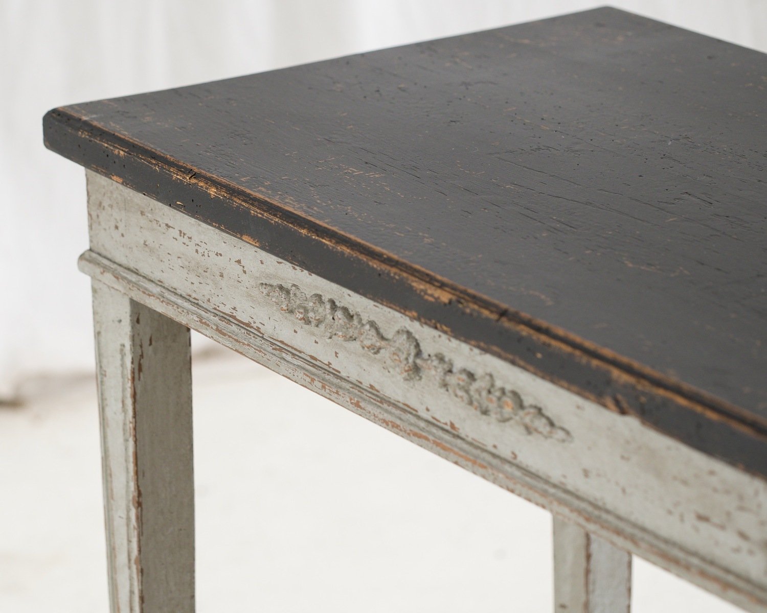 Pair of freestanding side tables with sweet carvings and black top, late 19th Century. - JAA