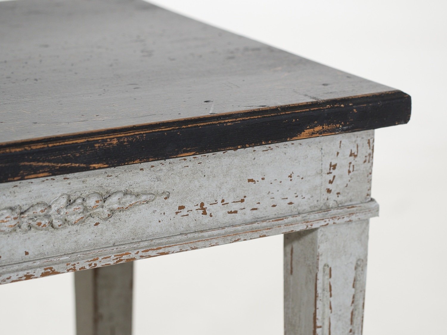 Pair of freestanding side tables with sweet carvings and black top, late 19th Century. - JAA