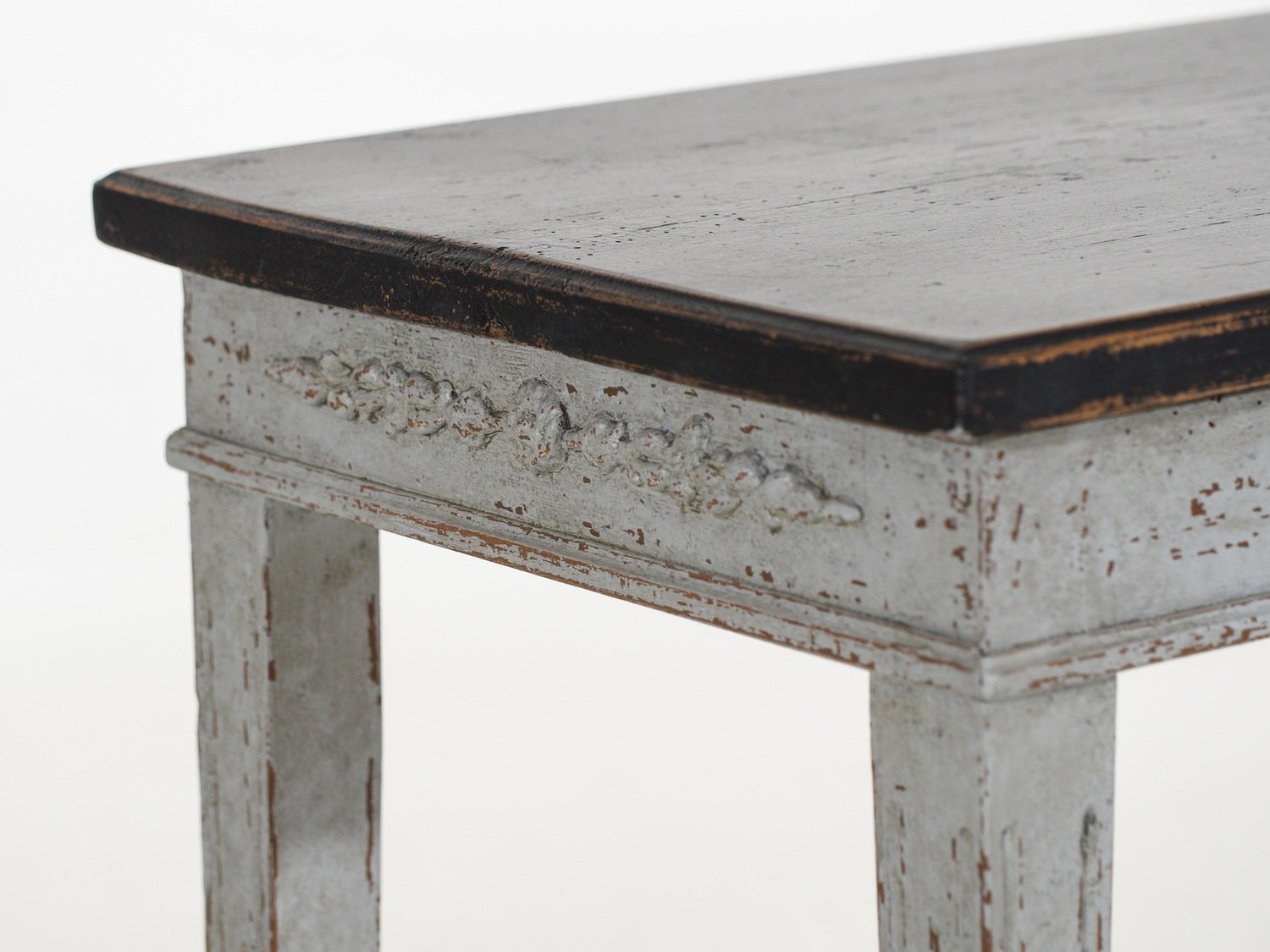 Pair of freestanding side tables with sweet carvings and black top, late 19th Century. - JAA