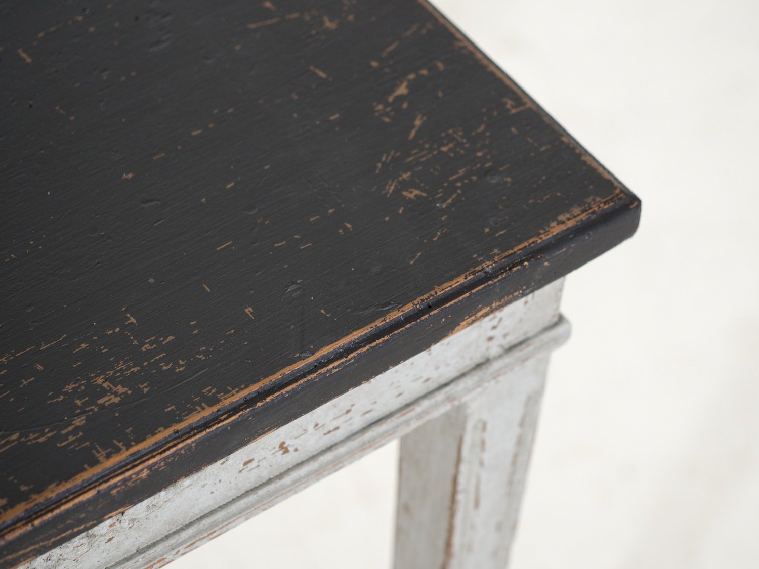 Pair of freestanding side tables with sweet carvings and black top, late 19th Century. - JAA