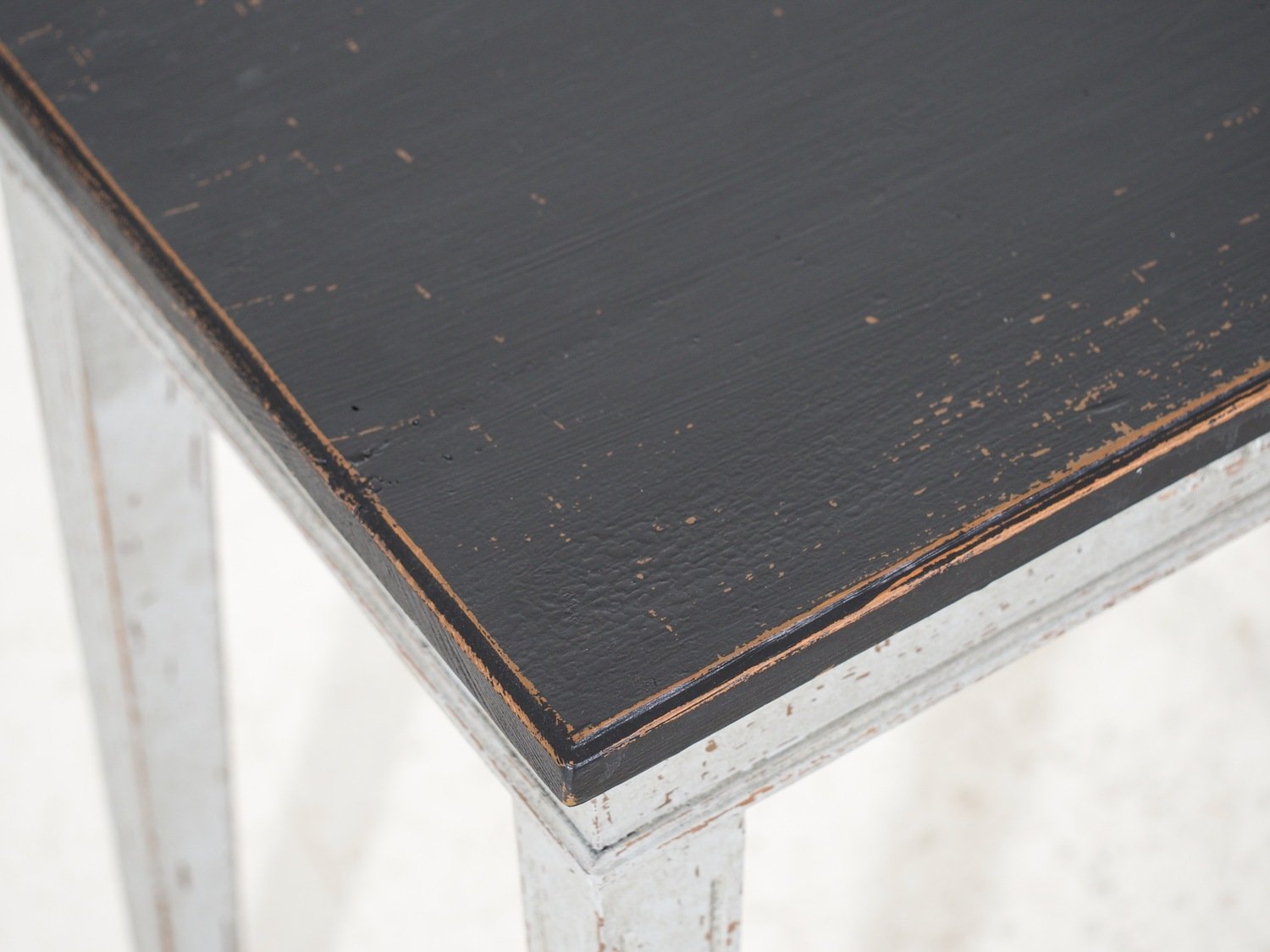 Pair of freestanding side tables with sweet carvings and black top, late 19th Century. - JAA