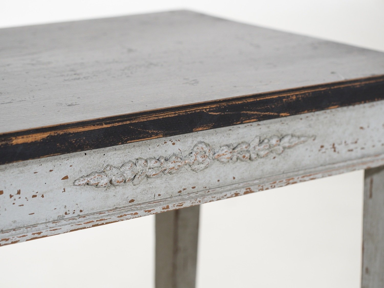 Pair of freestanding side tables with sweet carvings and black top, late 19th Century. - JAA